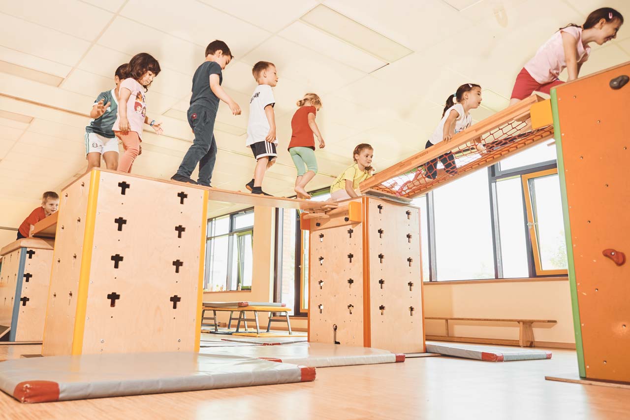 Kinder beim spielerischen Turnen im KITUWI-3-Kurs